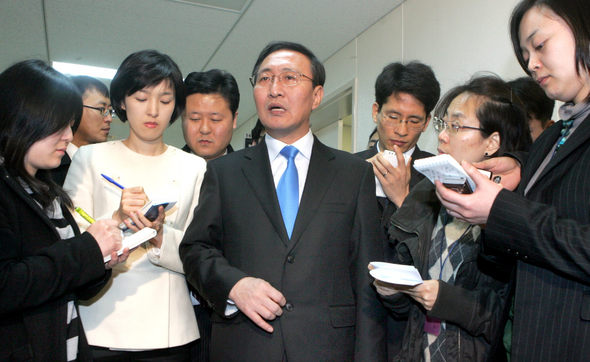 노회찬 민주노동당 의원이 5일 오전 국회 정론관에서 연 기자회견에서 탈당 의사를 밝힌 뒤 보도진의 질문을 받으며 기자실을 나서고 있다. 강재훈 선임기자 <A href="mailto:khan@hani.co.kr">khan@hani.co.kr</A>