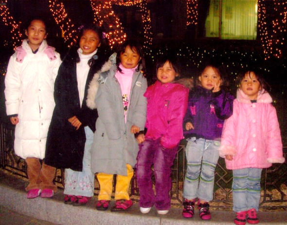 은지(11), 은주(10), 은정(9), 은미(8), 은빈(7), 은선(6) 여섯자매. 이들은 6일 엄마 델리아후밀디(39), 아빠 김성규(45)씨와 함께 처음으로 필리핀 외가에 갈 꿈에 부풀어 있다. 경남 산청군 제공