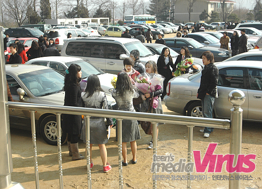 교정 곳곳에서 밀가루 세레가 이어졌다 ⓒ 인터넷뉴스 바이러스