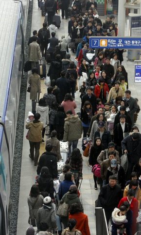 9일 오전 서울역이 설 연휴를 마친 귀경객들로 붐비고 있다. 연합뉴스