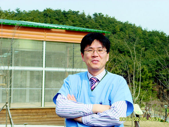 성기창 수의사가 다음달 본격 운영을 앞둔 울산시 시설관리공단 야생동물구조관센터 재활훈련장 앞에서 활짝 웃고 있다.