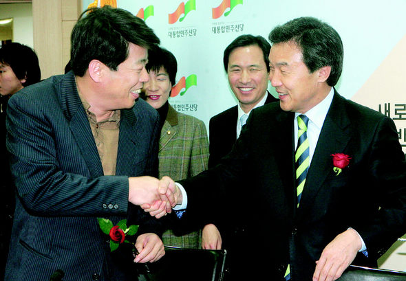 가슴에 장미꽃을 꽂은 손학규(오른쪽) 대통합민주신당 대표가 10일 오전 서울 영등포 당사에서 열린 취임 1달 맞이 기자간담회에 앞서 신계륜 사무총장에게 장미 한송이를 건네준 뒤 악수하고 있다. 강재훈 선임기자 <A href="mailto:khan@hani.co.kr">khan@hani.co.kr</A>
