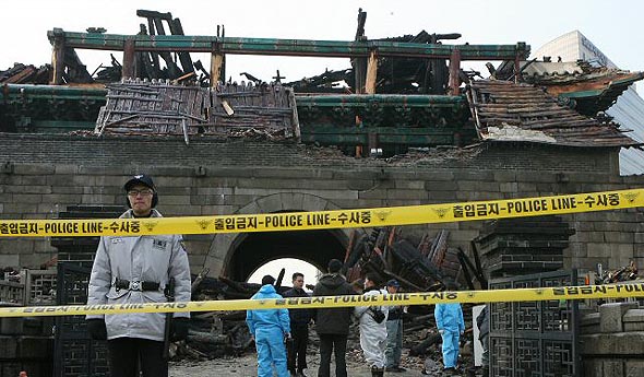 화재로 부분 붕괴가 된 국보 제1호 숭례문의 화재원인을 밝히기 위해 경찰과 소방당국 관계자가 11일 감식작업을 벌이고 있다. 연합뉴스 화재로 부분 붕괴가 된 국보 제1호 숭례문의 화재원인을 밝히기 위해 경찰과 소방당국 관계자가 11일 감식작업을 벌이고 있다. 연합뉴스