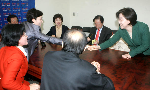 천영세 민주노동당 대표 직무대행과 소속 의원들이 11일 오전 국회에서 당 분열 봉합 대책을 논의하는 의원총회를 하던 중, 뒤늦게 회의에 참석한 심상정 의원(오른쪽)이 이영순 의원 등과 인사하고 있다. 강재훈 선임기자 <A href="mailto:khan@hani.co.kr">khan@hani.co.kr</A>