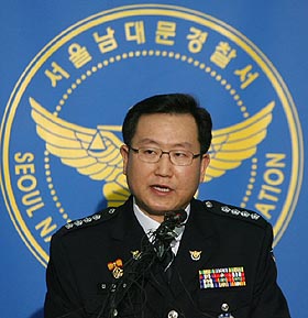 11일 오전 남대문경찰서에서 김영수 남대문경찰서장이 숭례문 화재발생 경위 등에 대해 설명하고 있다. 연합뉴스