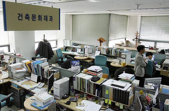 지난 10일 발생한 화재로 국보1호 숭례문이 완전 붕괴된 가운데 11일 정부대전청사에 입주해 있는 문화재청에서 주무부서인 건축문화재과 직원들이 바쁘게 움직이고 있다. 연합뉴스