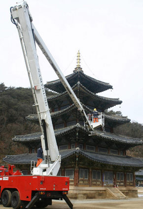 국보1호 숭례문 화재를 계기로 목조문화재 소방대책이 요구되는 가운데 청주동부소방서 소방관들이 11일 속리산 법주사 팔상전(국보 제55호)에서 굴절사다리차를 동원해 소방훈련하고 있다. 