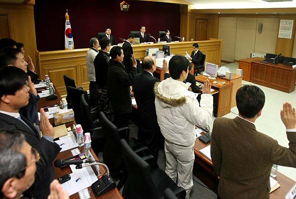 12일 국내 사법 사상 처음으로 국민참여재판(배심원제)이 열린 대구지방법원 제11호 대법정에서 배심원 후보들이 선서를 하고 있다. 대구/연합뉴스 12일 국내 사법 사상 처음으로 국민참여재판(배심원제)이 열린 대구지방법원 제11호 대법정에서 배심원 후보들이 선서를 하고 있다. 대구/연합뉴스
