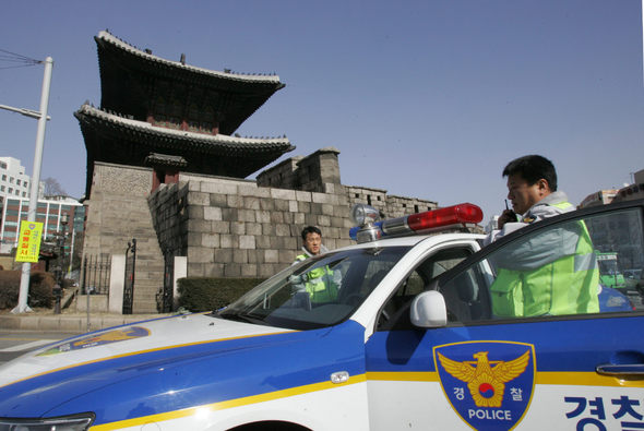 숭례문 화재 사건 뒤 주요 문화재에 대한 방범조처가 강화돼 12일 낮 경찰이 서울 종로6가에 있는 보물 1호 흥인지문(동대문) 주변을 순찰하고 있다. 장철규 기자 <A href="mailto:chang21@hani.co.kr">chang21@hani.co.kr</A>