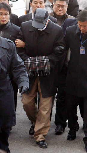 숭례문에 불을 지른 혐의로 경찰에 붙잡힌 용의자 채아무개씨(가운데)가 12일 오전 수사관들에 이끌려 서울 남대문경찰서로 들어서고 있다. 김태형 기자 <A href="mailto:xogud555@hani.co.kr">xogud555@hani.co.kr</A>