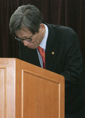 숭례문 화재 사건으로 사직서를 낸 유홍준 문화재청장이 12일 오후 서울 국립고궁박물관에서 기자회견을 열어 국민에게 사과한 뒤 인사하고 있다. 김진수 기자 <A href="mailto:jsk@hani.co.kr">jsk@hani.co.kr</A>