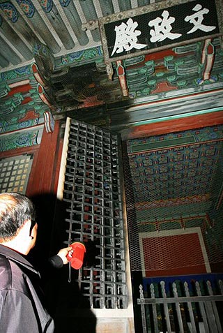 숭례문 방화 용의자 채아무개씨가 지난 2006년 4월 창경궁 문정전에 불을 질렀을 당시 현장. 연합뉴스