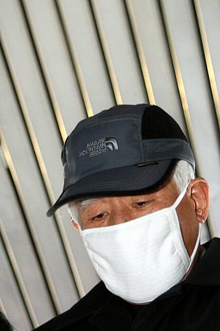 숭례문 방화용의자 채아무개씨가 12일 서울 남대문경찰서로 이송되고 있다. 연합뉴스