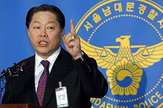 서울경찰청 형사과장이 12일 오전 남대문 경찰서에서 숭례문 화재 사건 유력 용의자 검거와 관련된 수사 브리핑을 하고 있다. 연합뉴스