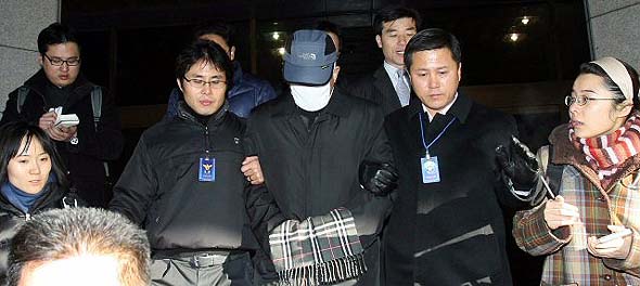 숭례문 방화용의자 채아무개씨가 12일 서울 남대문경찰서로 이송되고 있다. 연합뉴스