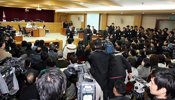 12일 국내 사법 사상 처음으로 대구지방법원 제11호 대법정에서 열린 국민참여재판(배심원제)에 참여를 희망한 배심원 후보들이 황영목 대구지법원장의 인사말에 귀를 기울이고 있다. 대구/연합뉴스