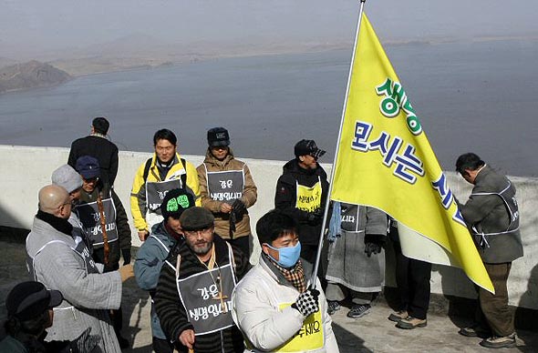 기독교,불교,원불교,천주교등 4대 종단 성직자및 환경운동가들이 중심이 된 ‘생명의 강을 모시는 사람들‘ 도보 순례단이 12일 오후 경기도 김포시 애기봉 전망대에서 무분별한 운하사업등 개발지상주의에 반대하며 도보 순례를 시작하고 있다. 김포/연합뉴스