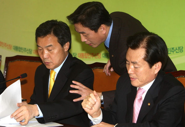 손학규 통합민주당 대표가 13일 오전 국회에서 열린 최고위원회의 도중 정봉주 총선기획단 부단장과 이야기하고 있다. 손 대표는 이날 “마치 우리가 정부조직개편안에 전면 반대하고 발목을 잡는다고 하는 것은 새 정부의 잘못된 일방적 선전”이라고 말했다. 김태형 기자 <A href="mailto:xogud555@hani.co.kr">xogud555@hani.co.kr</A>
