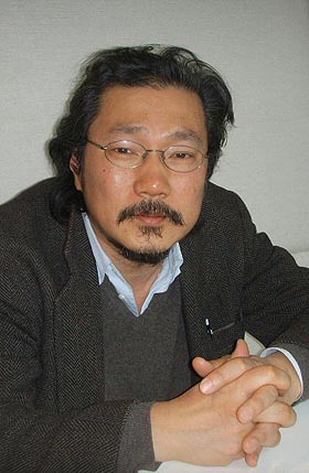 58회 베를린 영화제 경쟁부문에 ‘밤과 낮‘을 출품한 홍상수 감독이 12일(현지시간) 베를린 영화제 행사장에서 연합뉴스와 단독인터뷰를 하고 있다. 베를린/연합뉴스