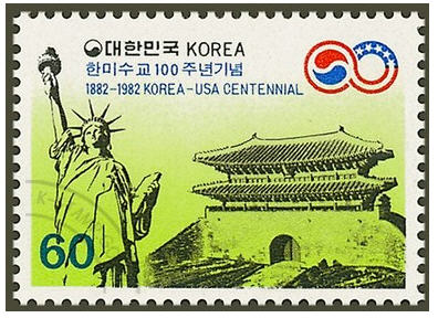1982년 한-미 수교 100주념 기념우표에는 미국을 상징하는 자유의 여신상에 대응해 한국의 숭례문이 등장했다.