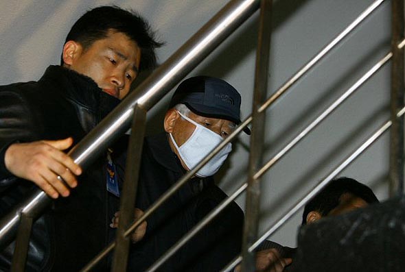남대문경찰서가 지난 13일 국보 1호인 숭례문을 전소시킨 혐의(문화재보호법 위반)로 채모씨에 대해 구속영장을 신청한 가운데 14일 오전 채씨가 영장실질심사를 받기 위해 서울중앙지법 내 법정으로 향하고 있다. 연합뉴스 남대문경찰서가 지난 13일 국보 1호인 숭례문을 전소시킨 혐의(문화재보호법 위반)로 채모씨에 대해 구속영장을 신청한 가운데 14일 오전 채씨가 영장실질심사를 받기 위해 서울중앙지법 내 법정으로 향하고 있다. 연합뉴스