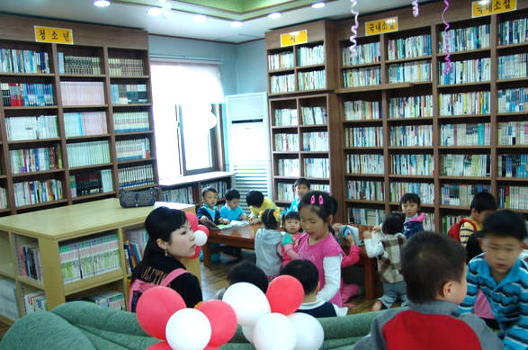 전북 김제시 성덕면 희망남포 작은도서관 안에서 어린이들이 책을 읽고 있다. 이곳은 혼자 공부할 수 있는 독서실 공간도 갖춰 어린이들의 공부방으로도 쓰인다. 희망남포 작은도서관 제공