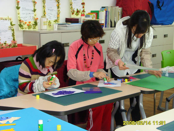 울산참사랑의집 사무동 2층의 한 교실에서 정신지체 장애을 앓고 있는 원생들이 교사의 도움을 받으며 미술수업을 하고 있다.