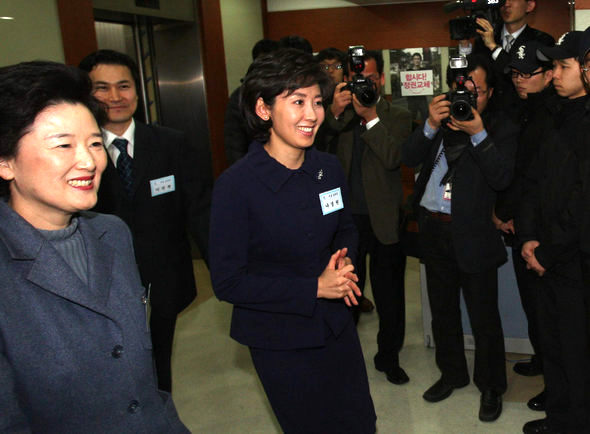 한나라당 서울 송파 병 지역구에 공천신청을 한 이계경 의원(왼쪽)과 나경원 의원이 14일 오후 서울 여의도 당사 공천심사장으로 나란히 들어가고 있다. 김태형 기자 <A href="mailto:xogud555@hani.co.kr">xogud555@hani.co.kr</A>