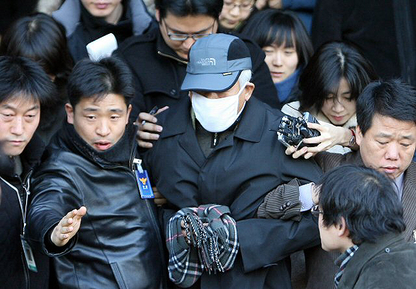숭례문 방화 사건의 피의자 채아무개씨가 14일 오전 영장실질심사를 받기 위해 남대문경찰서를 나서고 있다. 연합뉴스