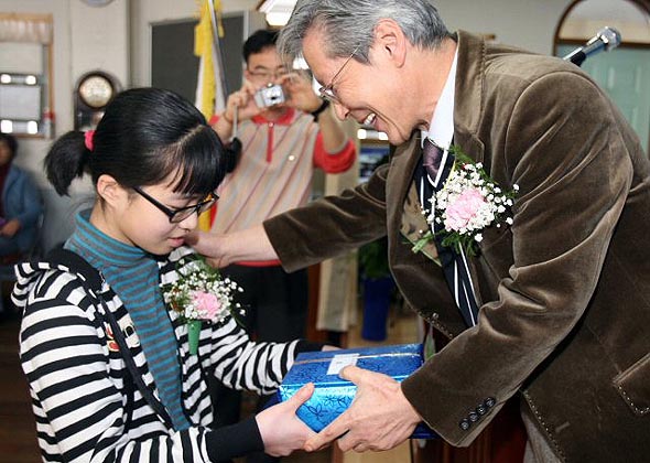 14일 강원도 산골 마을인 홍천군 내면 율전초등학교 졸업식에서 혼자 졸업하는 이한나 양이 교장선생님으로부터 표창장을 받고 있다. 홍천/연합뉴스