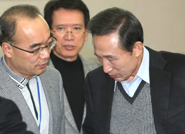 이명박 대통령 당선인이 17일 과천 중앙공무원교육원에서 열린 ‘이명박 정부 국정운용 합동워크숍’을 마친 뒤 박재완 정무수석 내정자(왼쪽)와 이야기하고 있다. 뒤편 가운데는 김형오 인수위 부위원장. 과천/사진공동취재단