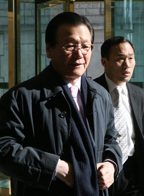 이건희 삼성 회장 일가의 비자금 조성 의혹 등을 수사하고 있는 조준웅 특별검사가 지난 15일 오전 서울 한남동 특검 사무실로 출근하고 있다. 이종근 기자 <A href="mailto:root2@hani.co.kr">root2@hani.co.kr</A>