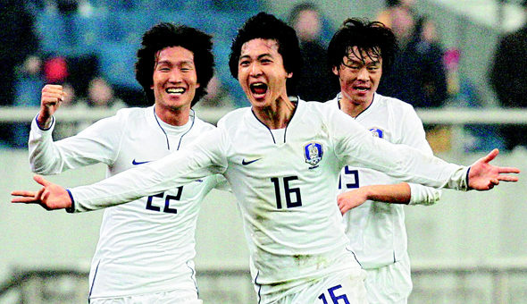 국가대표 수비수 곽태휘 선수(가운데)가 17일 중국 충칭에서 열린 2008 제3회 동아시아축구선수권대회 첫날 중국전에서 후반 추가시간에 역전 결승골을 넣은 뒤 환호하고 있다. 한국이 3-2로 이겼다. 충칭/AP 연합