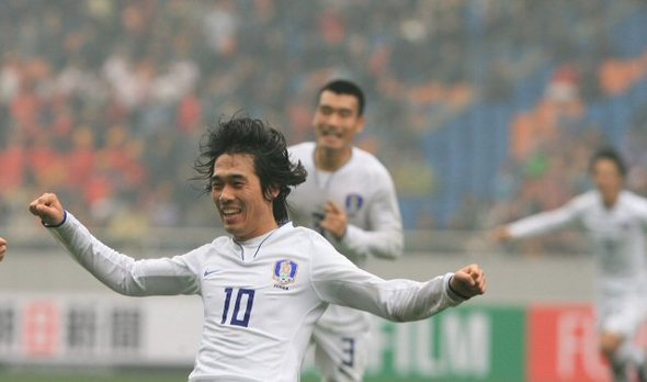 17일 오후 중국 충칭 올림픽 스포츠센터에서 열린 2008 동아시아 선수권 축구대회 한국-중국전에서 박주영이 헤딩슛을 성공시킨 뒤 동료들과 환호하고 있다. 연합