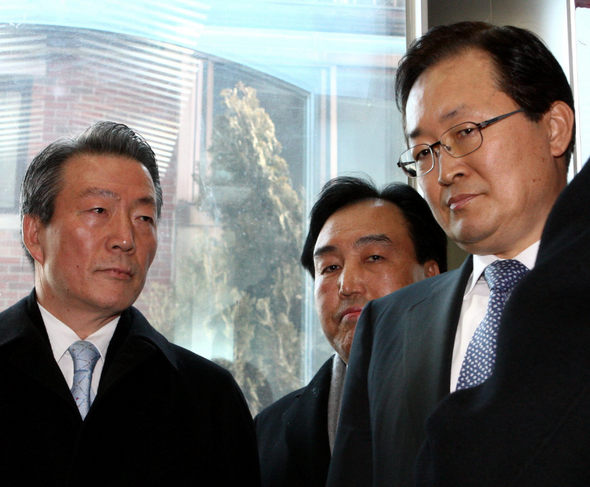 이기태 삼성전자 부회장(가운데)과 이수창 삼성생명 사장(왼쪽), 배호원 삼성증권 사장 등이 18일 오후 서울 한남동 삼성 특검 사무실에 나와 승강기를 타고 조사실로 향하고 있다. 김명진 기자 <A href="mailto:littleprince@hani.co.kr">littleprince@hani.co.kr</A>