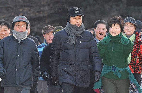 이명박 대통령 당선인이 19일 새벽 과천 중앙공무원교육원에서 한승수 총리내정자, 국무위원, 청와대 수석 내정자들과 함께 운동장을 산책하고 있다. 대통령직인수위원회 제공 이명박 대통령 당선인이 19일 새벽 과천 중앙공무원교육원에서 한승수 총리내정자, 국무위원, 청와대 수석 내정자들과 함께 운동장을 산책하고 있다. 대통령직인수위원회 제공
