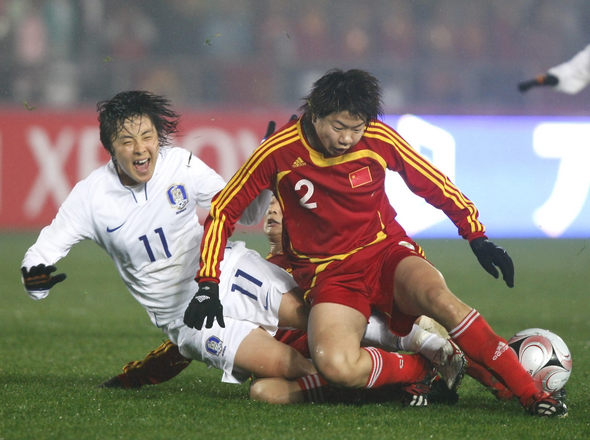박희영(11번·왼쪽)이 18일 동아시아축구대회 중국 경기에서 위안 판(2번) 등 중국선수(한 선수는 얼굴만 조금 보임)들로부터 태클을 당하자 고통을 호소하고 있다. 충칭/AP 연합