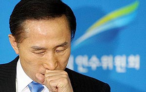 이명박 대통령 당선인이 18일 오후 삼청동 인수위 대회의실에서 현행법에 따른 초대 내각명단을 발표하던 중 목을 가다듬고 있다. 연합뉴스
