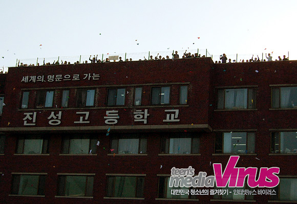 학생들이 학교 옥상과 창문에서 종이비행기를 던지며 ‘두발자유’를 외쳤다.  ⓒ 인터넷뉴스바이러스