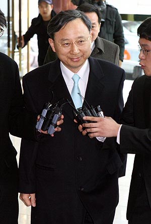 삼성전자 황창규 사장이 19일 오후 서울 한남동 삼성특검 사무실에 출두하고 있다. 연합뉴스