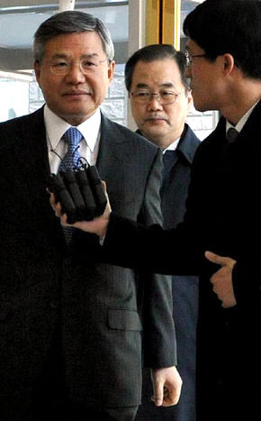 김순택(왼쪽) 삼성에스디아이 사장과 최도석(가운데) 삼성전자 사장이 20일 오후 서울 한남동의 삼성 특검 사무실로 들어서고 있다. 신소영 기자 viator@hani.co.kr