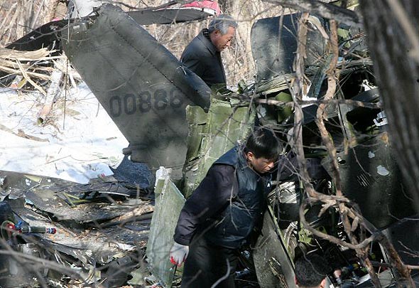 20일 오전 7명이 숨진 경기도 양평 용문산 정상 육군 204항공대대 UH-1H 헬기 추락사고 현장에서 군 수사관계자들이 사고 원인 조사에 나서고 있다. 양평/연합뉴스