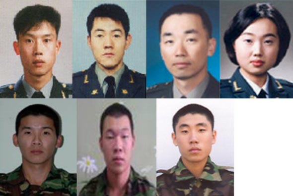 20일 오전 1시40분께 육군 모 항공단 소속 UH-1H 헬기 1대가 경기도 양평군 용문산 인근에 추락, 장교와 부사관, 병사 등 7명이 사망했다. 사진은 숨진 탑승자들. 위 왼쪽부터 조종사 황갑주 준위, 조종사 신기용 준위, 정재훈 대위, 선효선 대위. 아래 왼쪽부터 최낙경 상병, 이세인 일병, 김범진 상병. 연합뉴스