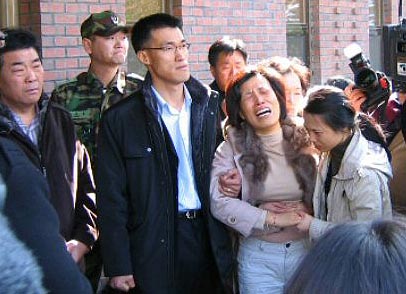 20일 경기도 양평군 용문산에서 발생한 헬기사고로 숨진 유족들이 경기도 성남 국군수도병원 장례식장 앞에서 시신운구를 기다리다 오열하고 있다. 양평/연합뉴스