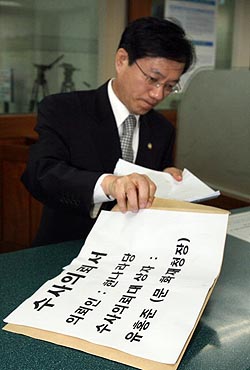 한나라당 법률지원단 부단장인 김연호 변호사가 20일 대검찰청 민원실에 유홍준 문화재청장이 숭례문 화재 당시 기업 협찬으로 외유성 출장을 갔다는 논란과 관련, 수뢰 혐의로 수사의뢰서를 제출하고 있다. 연합뉴스