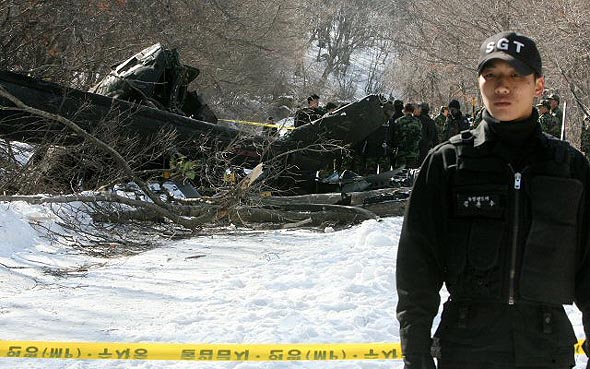 20일 오전 7명이 숨진 경기도 양평 용문산 정상 육군 204항공대대 UH-1H 헬기 추락사고 현장에서 군 수사관계자들이 사고 원인 조사에 나서고 있다. 양평/연합뉴스