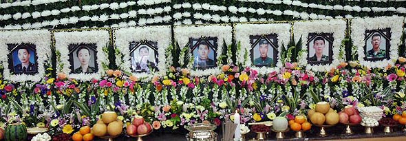 20일 새벽 불의의 헬기 추락사고로 순직한 군장병 7명의 시신이 운구된 경기도 성남 국군수도병원 장례식장에 합동분향소가 설치돼 있다. 성남/연합뉴스