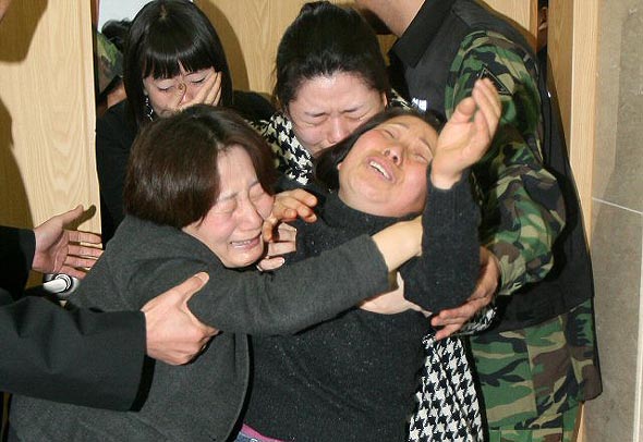 20일 새벽 불의의 헬기 추락사고로 순직한 군장병 7명의 시신이 운구된 경기도 성남 국군수도병원 장례식장에서 고(故) 김범진 상병의 유족들이 오열하고 있다. 성남/연합뉴스