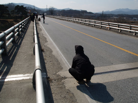충주시 엄정면 목계리의 목계교에서 다릿발 사이의 거리를 재고 있다. 2005t급 선박 운행에 필요한 22m에도 못미쳐 철거 대상이다.