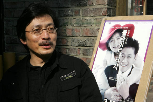 사카테 요지가 20일 자신의 연극 <블라인드 터치>가 공연 중인 산울림 소극장을 찾았다.